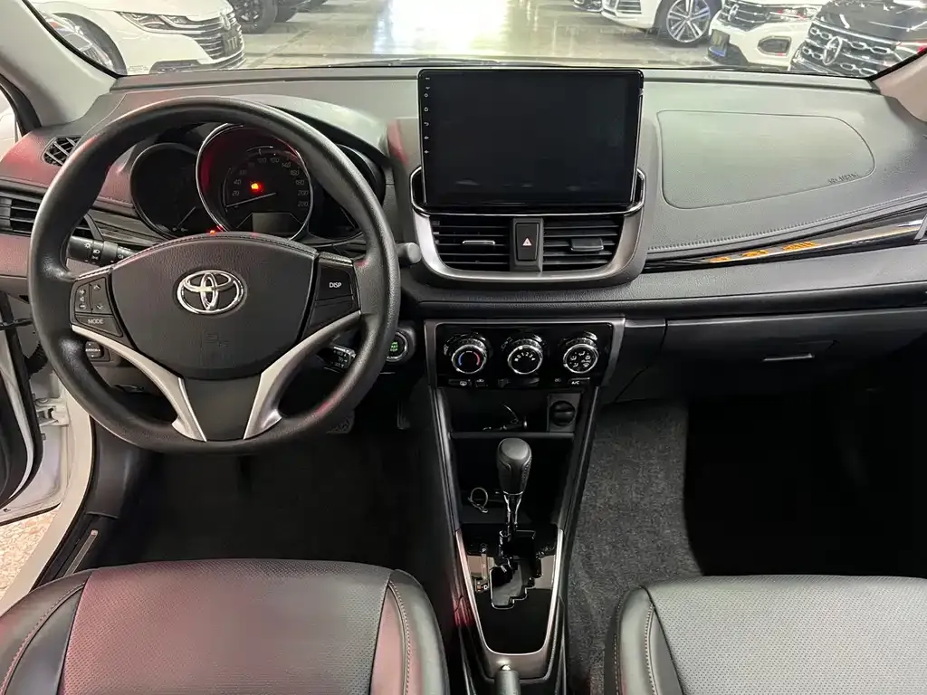 Toyota Yaris L — фото 4