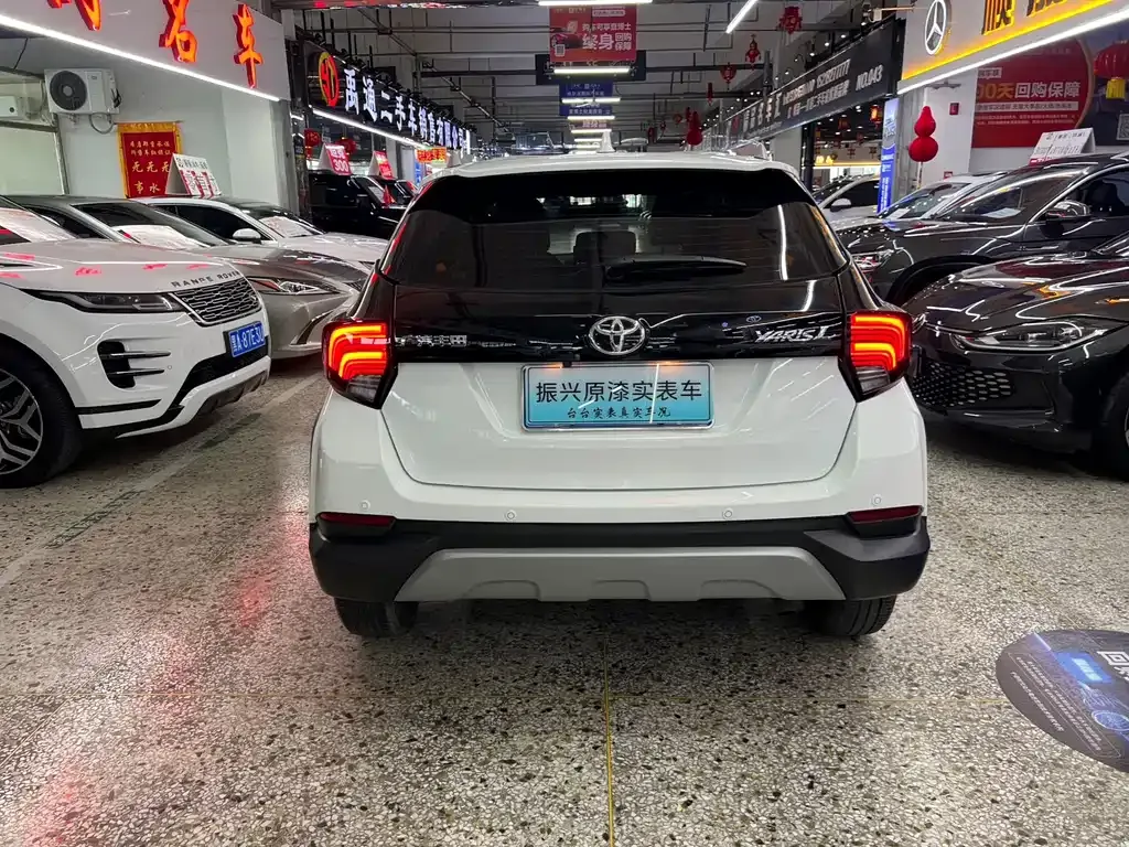 Toyota Yaris L — фото 7