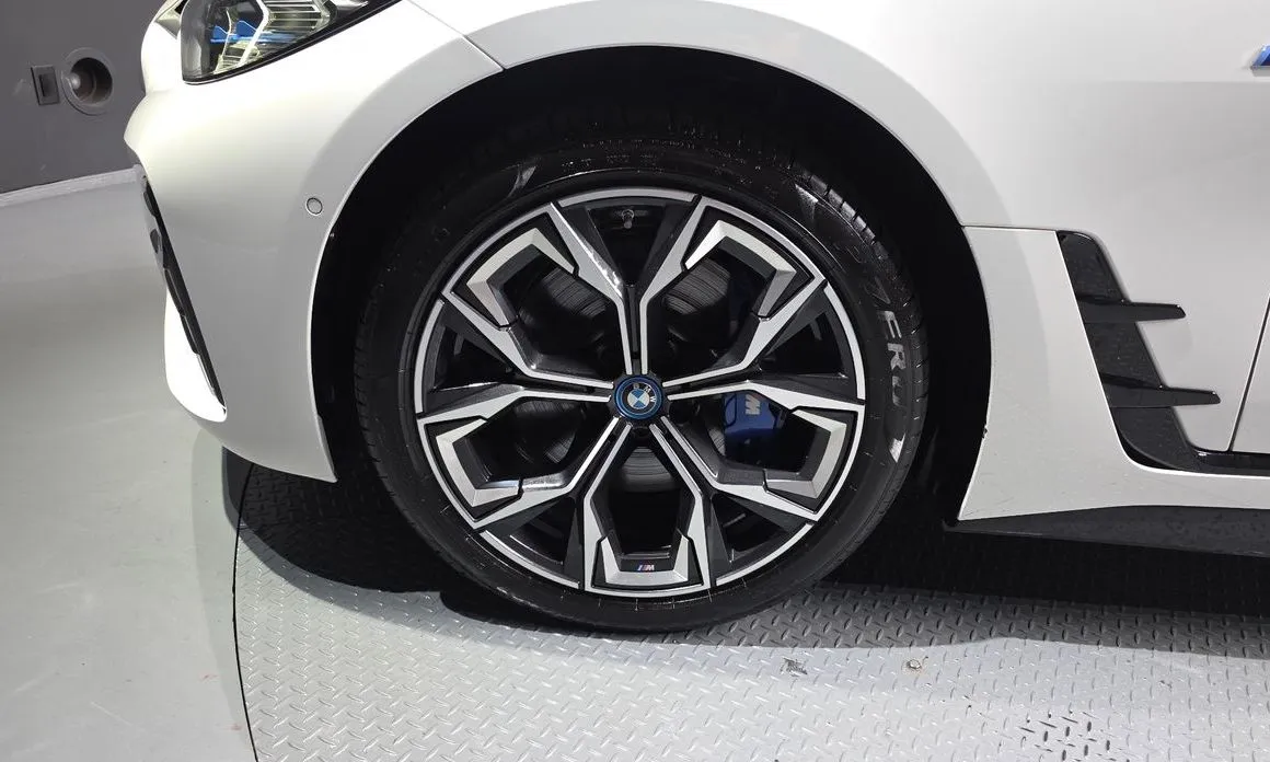 BMW i4 — фото 8