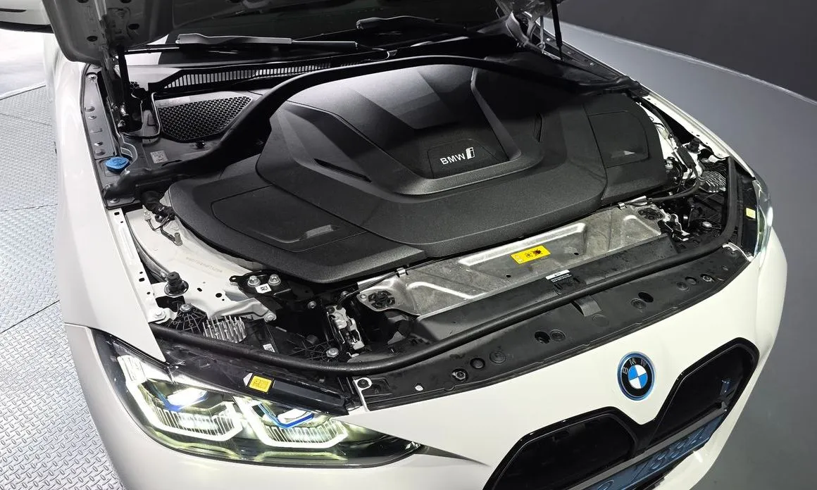 BMW i4 — фото 9