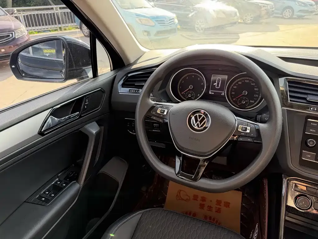 Volkswagen Tiguan L — фото 6