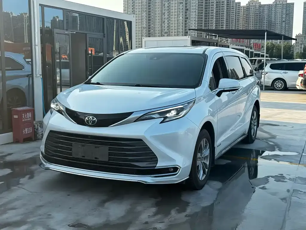 Toyota Sienna — фото 1