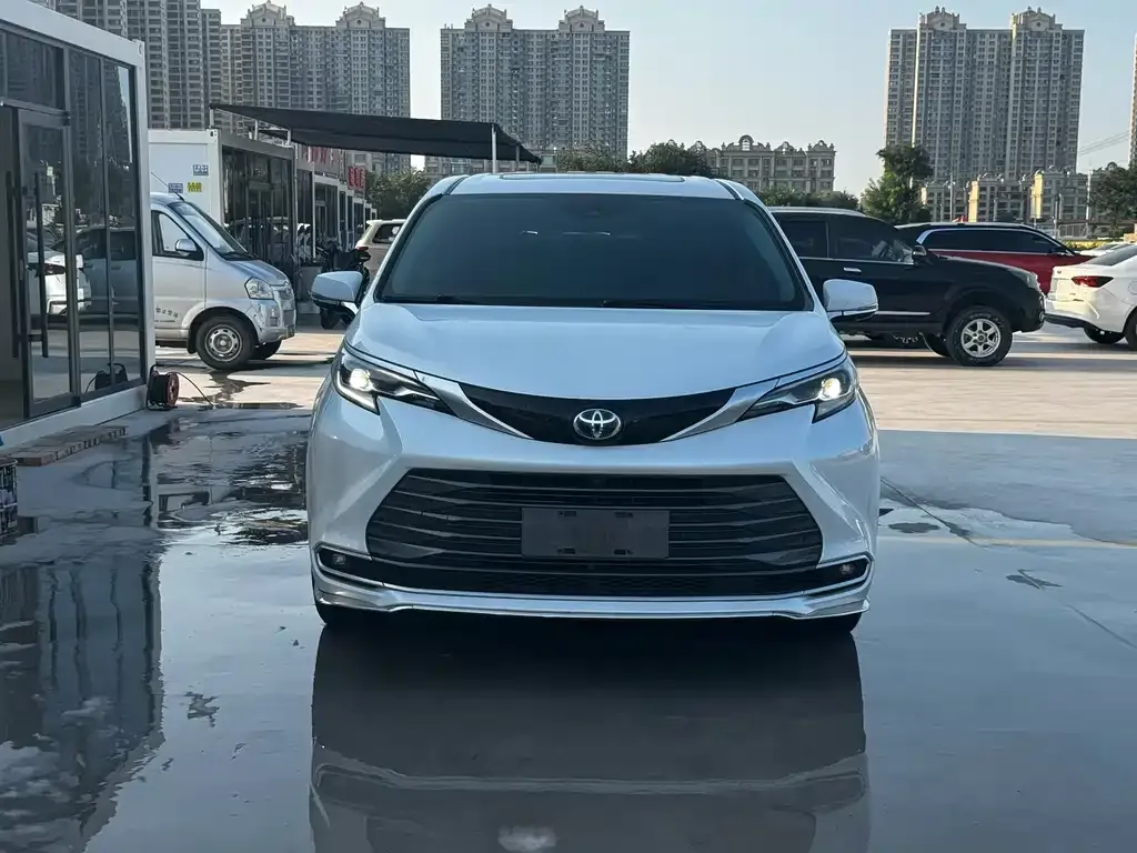 Toyota Sienna — фото 2