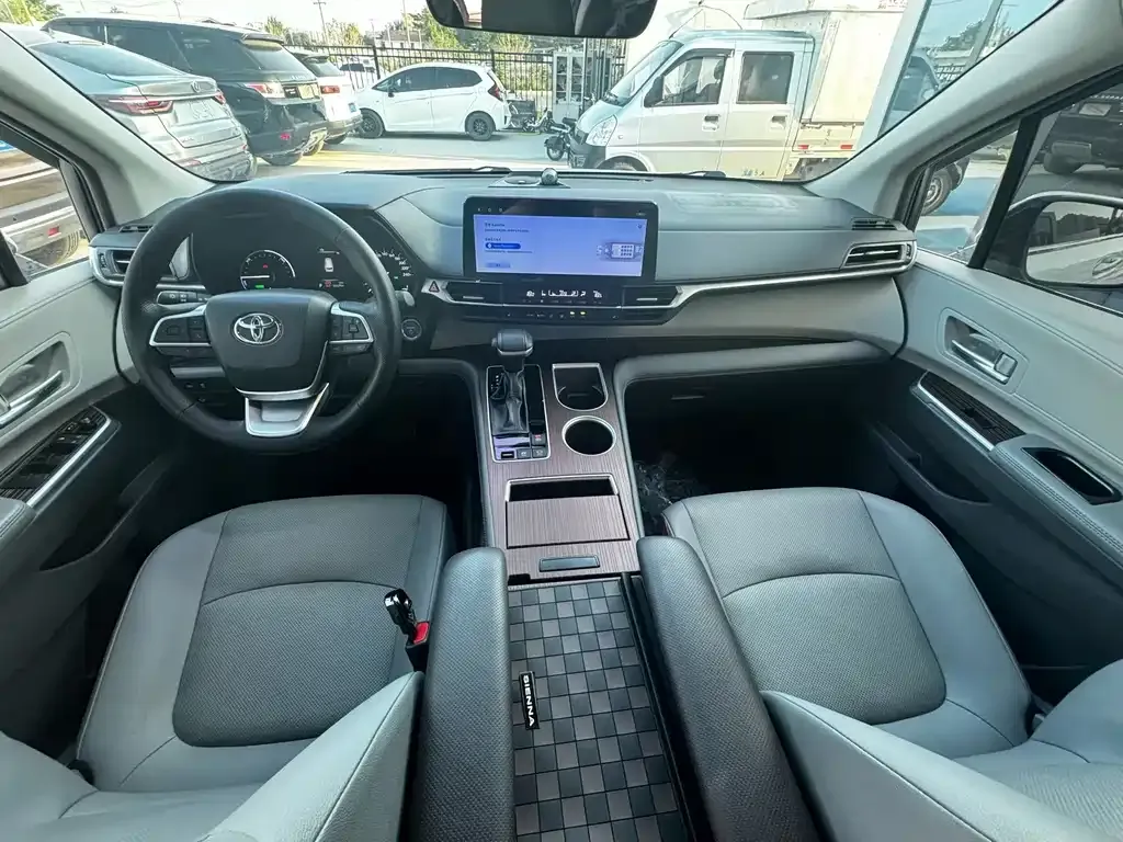 Toyota Sienna — фото 7