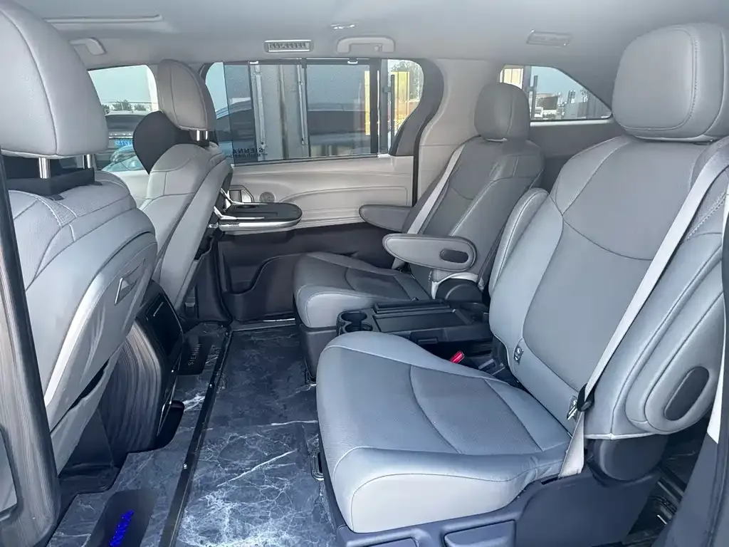 Toyota Sienna — фото 3