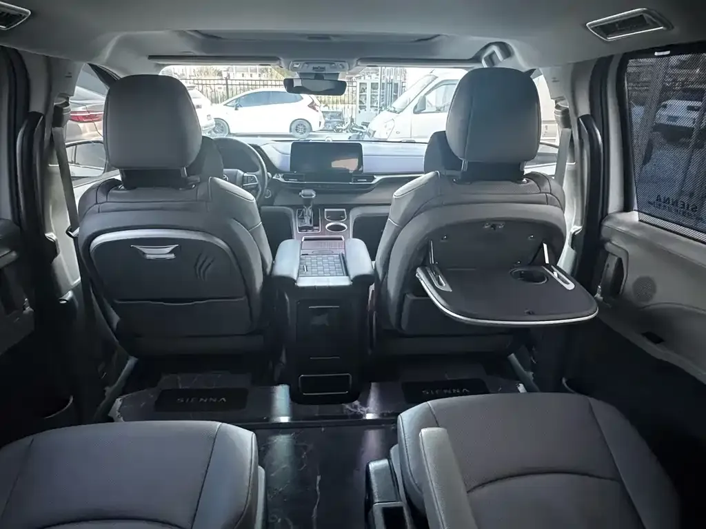 Toyota Sienna — фото 5