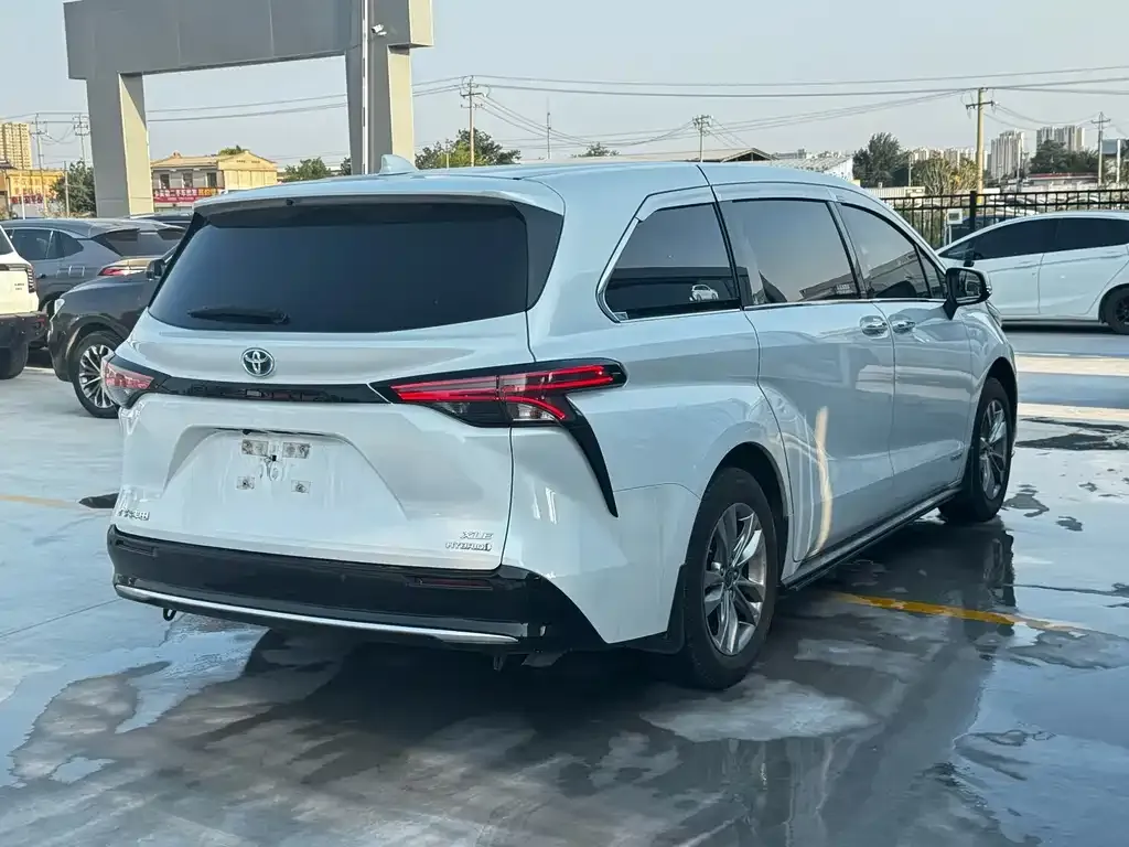 Toyota Sienna — фото 4