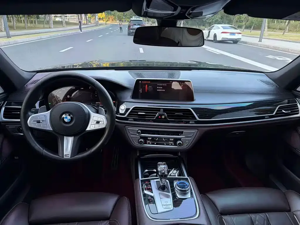 BMW 7 Series — фото 2