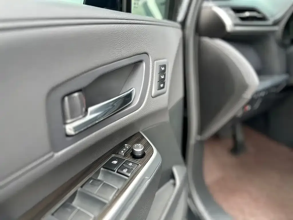 Toyota Granvia — фото 2
