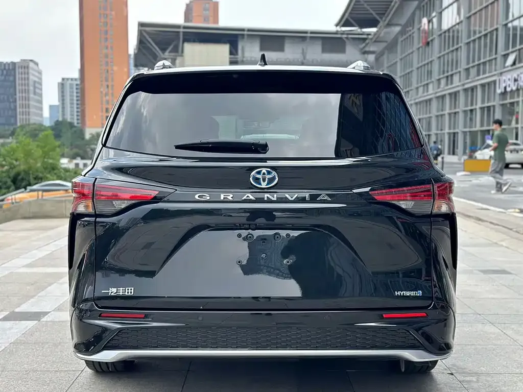 Toyota Granvia — фото 9