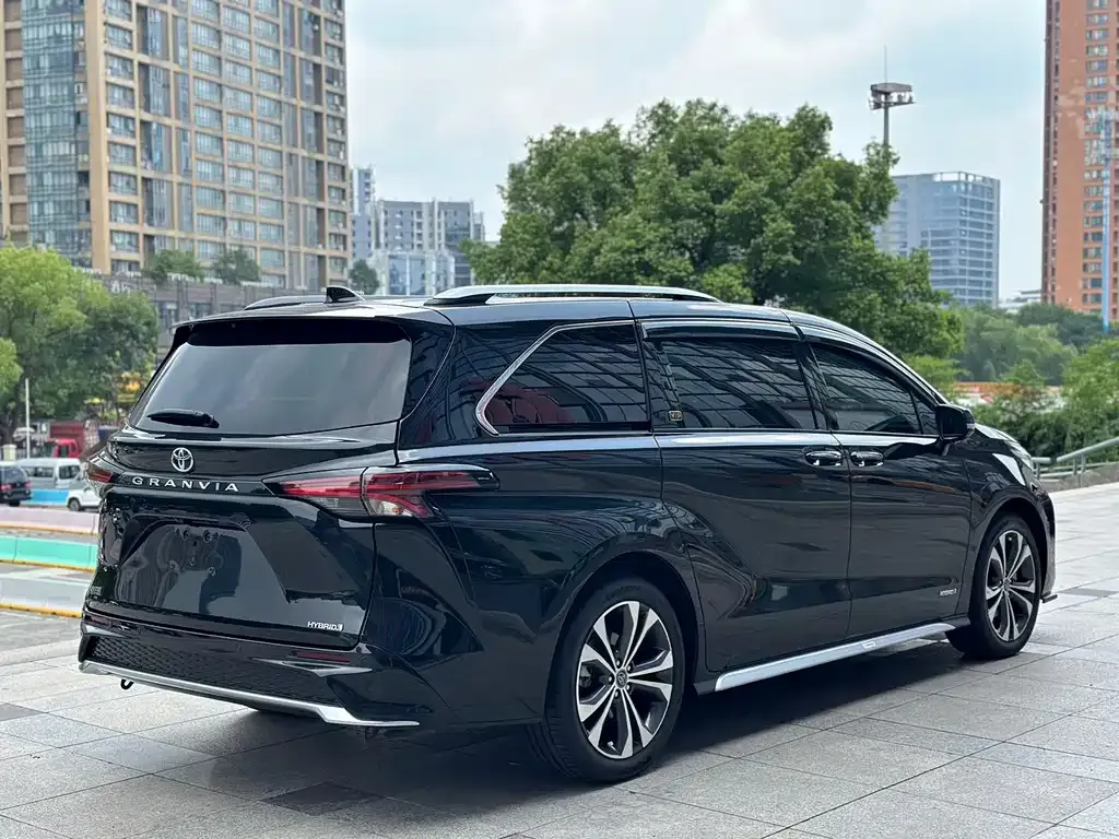 Toyota Granvia — фото 4