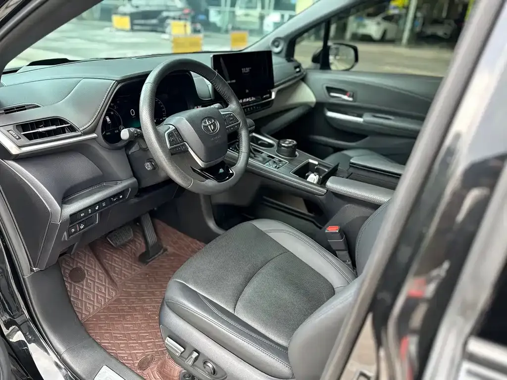 Toyota Granvia — фото 8