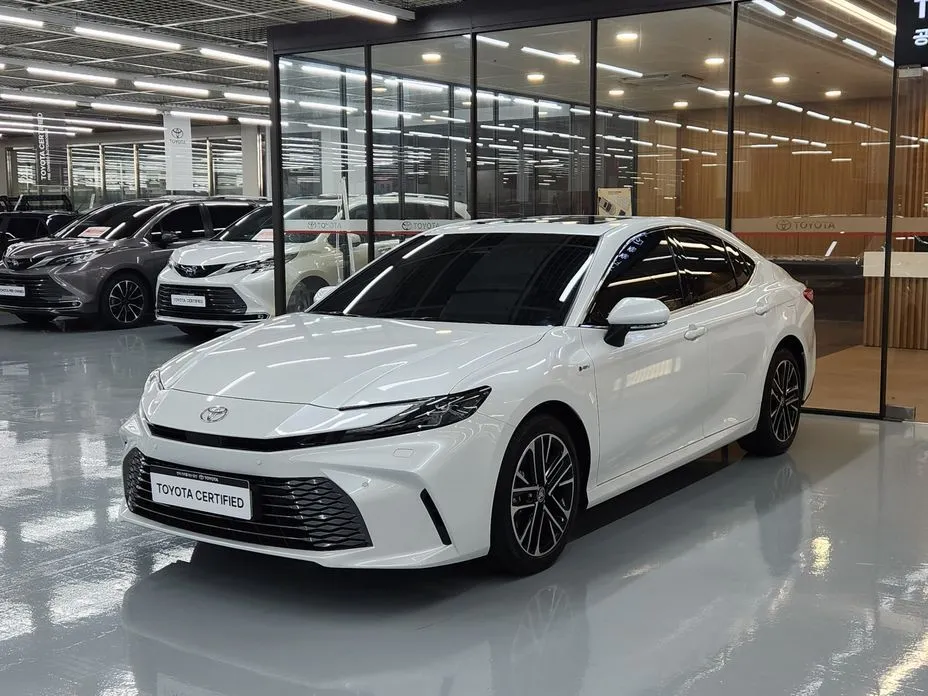 Toyota Camry — фото 1