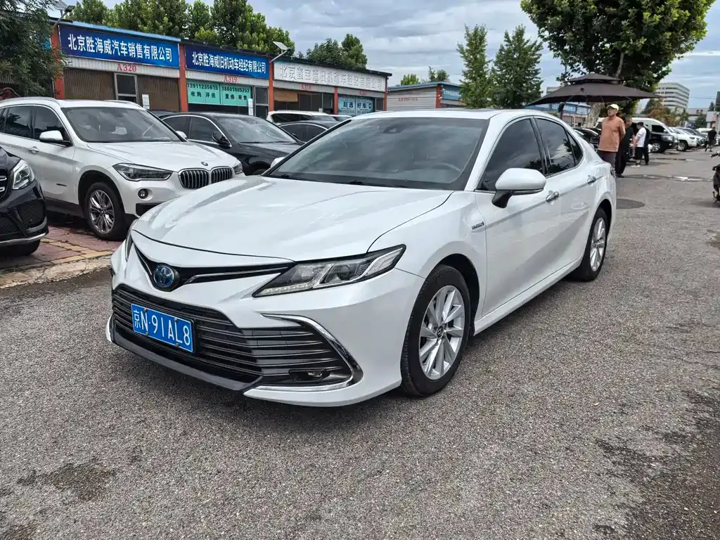 Toyota Camry — фото 1