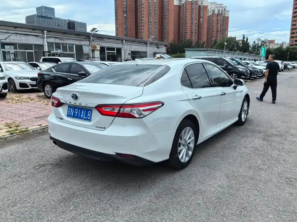 Toyota Camry — фото 2