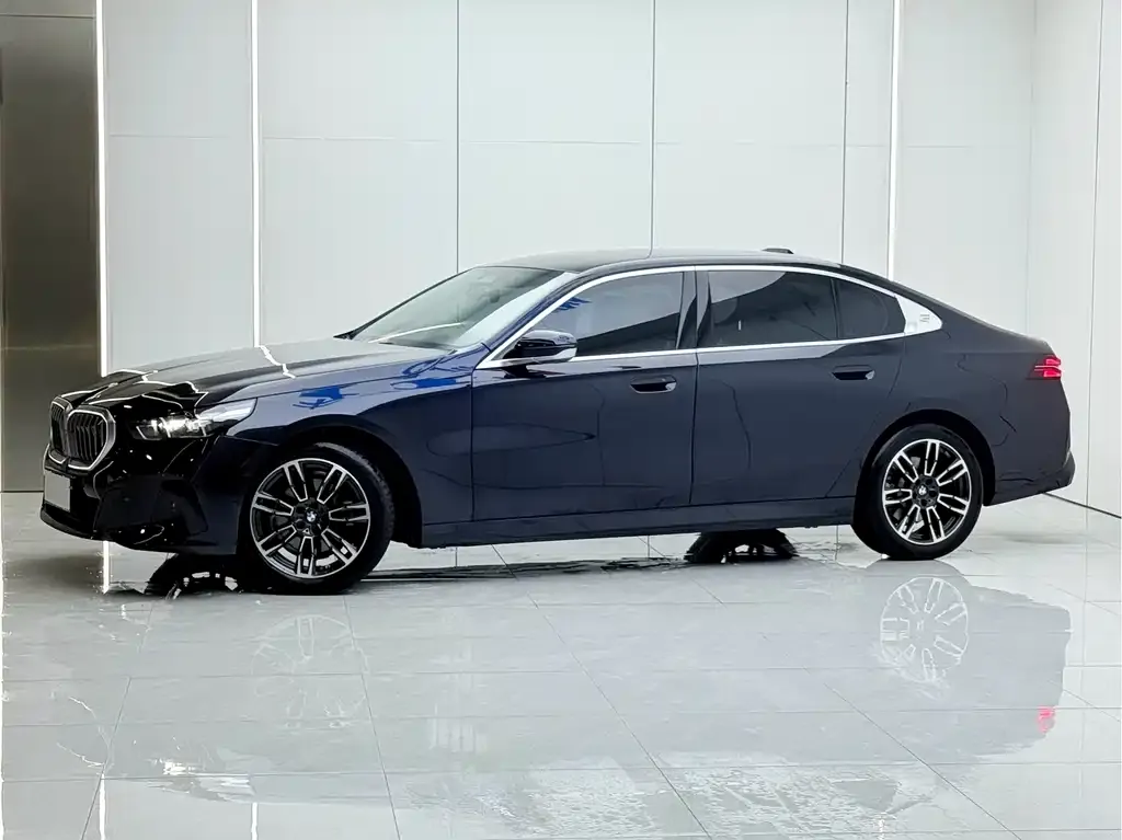 BMW 5 Series — фото 1