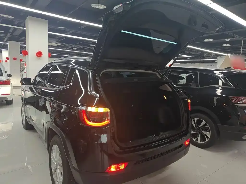 Jeep Compass — фото 10