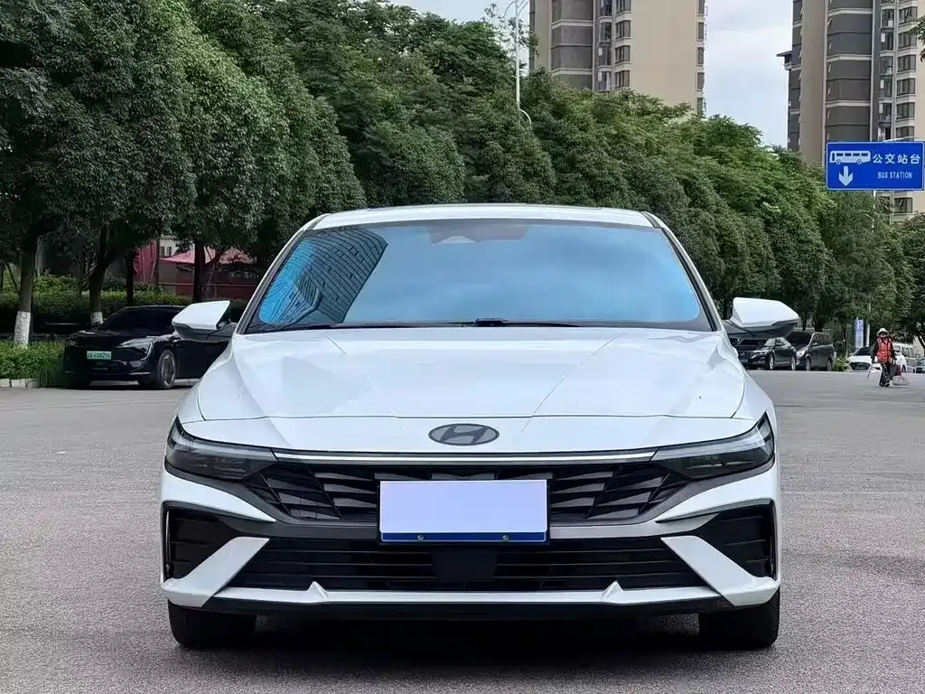 Hyundai Elantra — фото 1