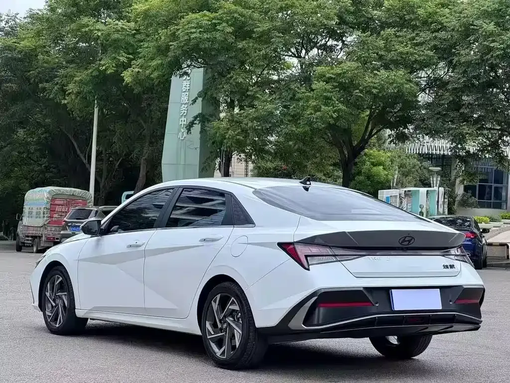 Hyundai Elantra — фото 8