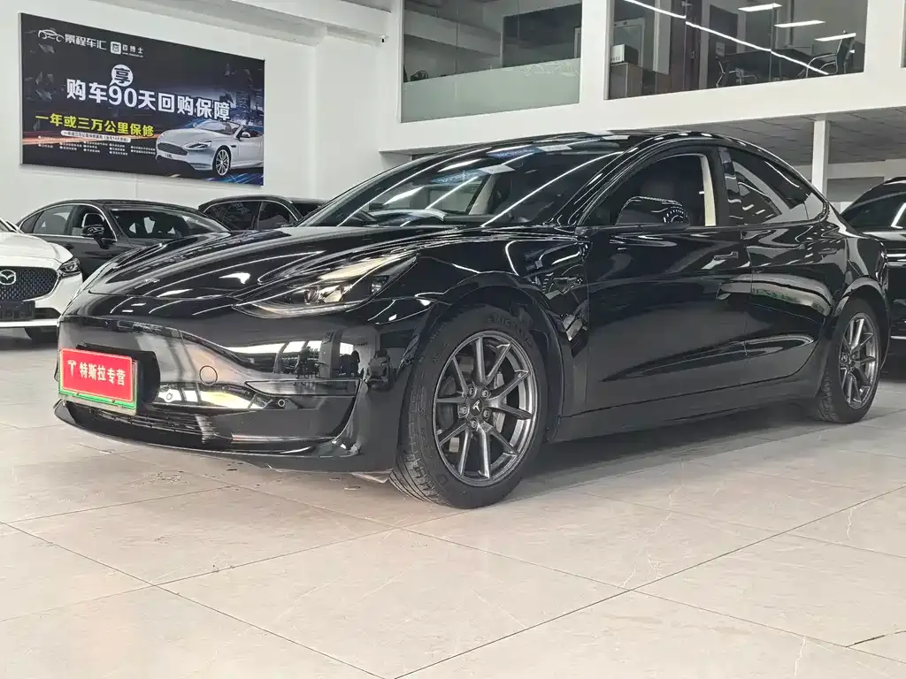 Tesla Model 3 — фото 1