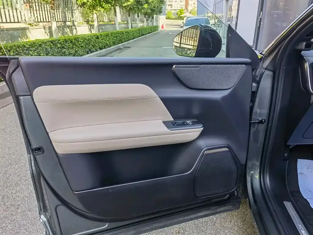 Volvo XC70 Plug-in Hybrid — фото 6