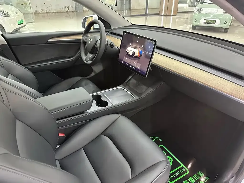 Tesla Model Y — фото 9