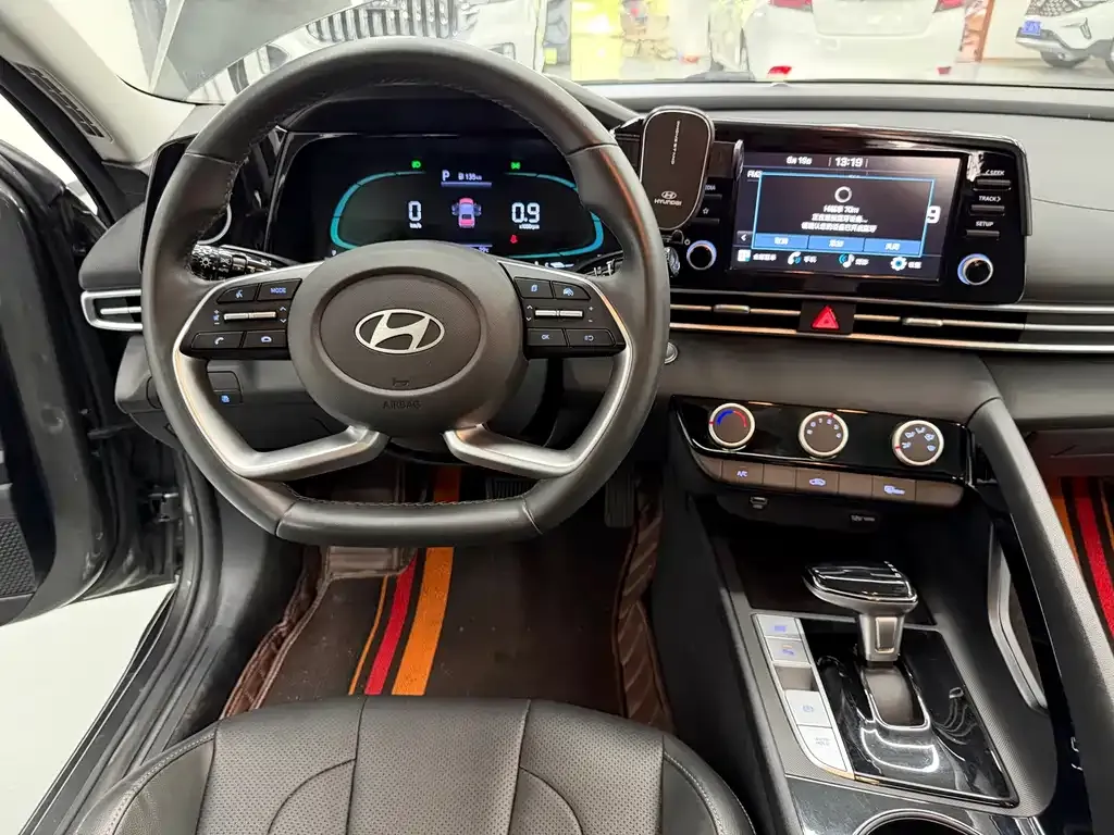 Hyundai Elantra — фото 3