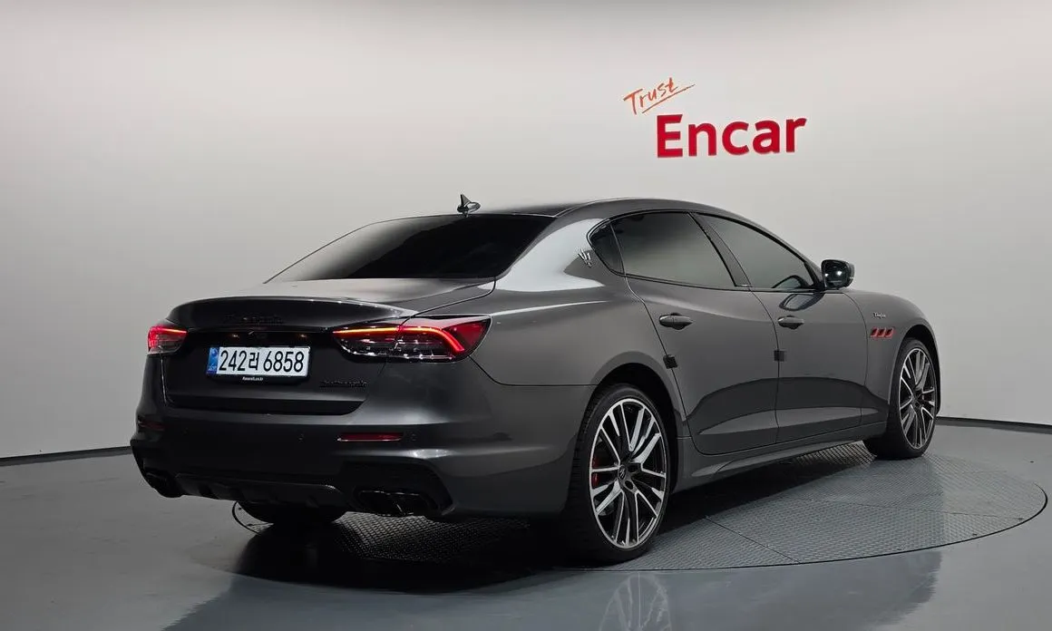 Maserati Quattroporte — фото 10