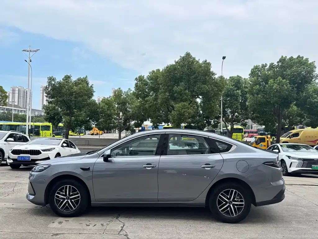 BYD Seal 05 DM-i — фото 9