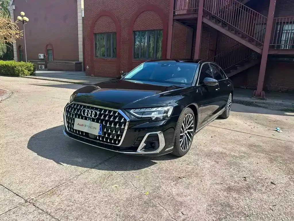 Audi A8 — фото 1