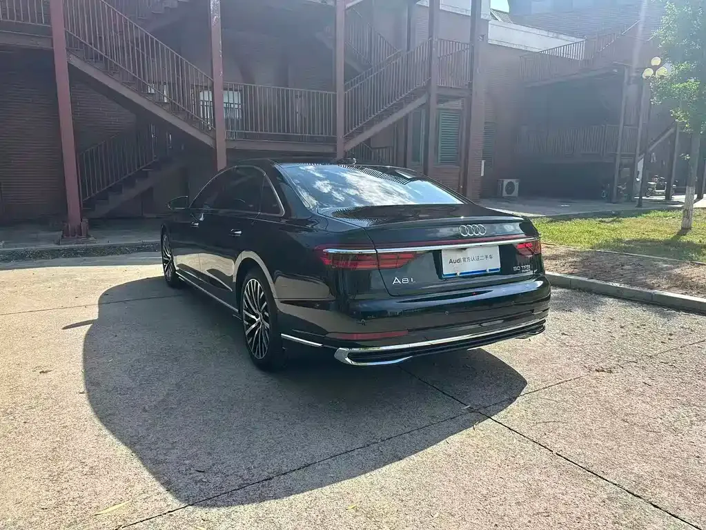 Audi A8 — фото 7