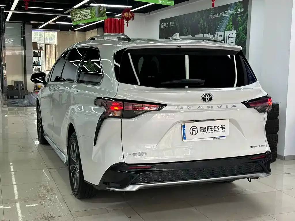 Toyota Granvia — фото 3