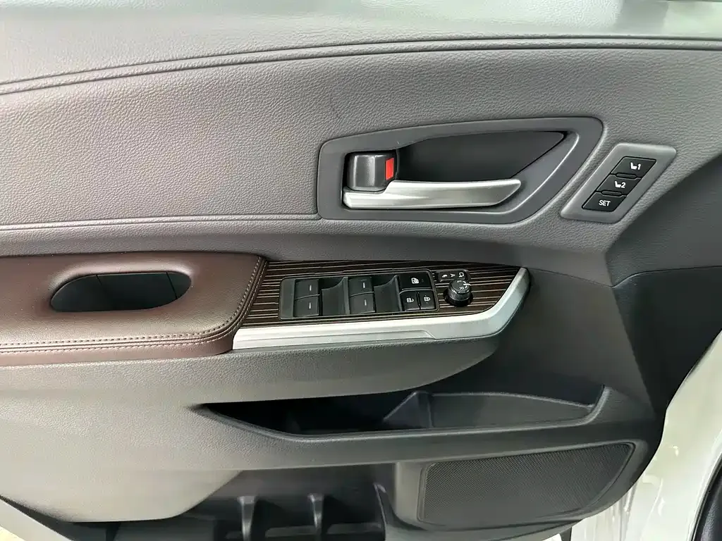 Toyota Granvia — фото 6