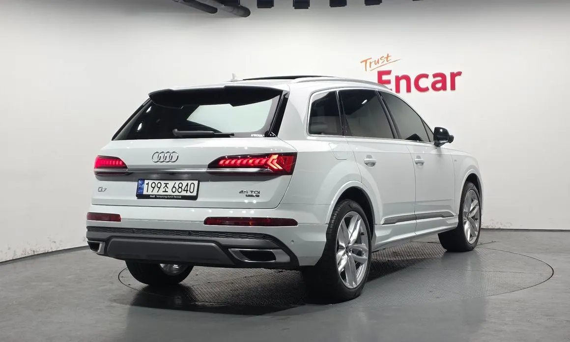Audi Q7 — фото 9