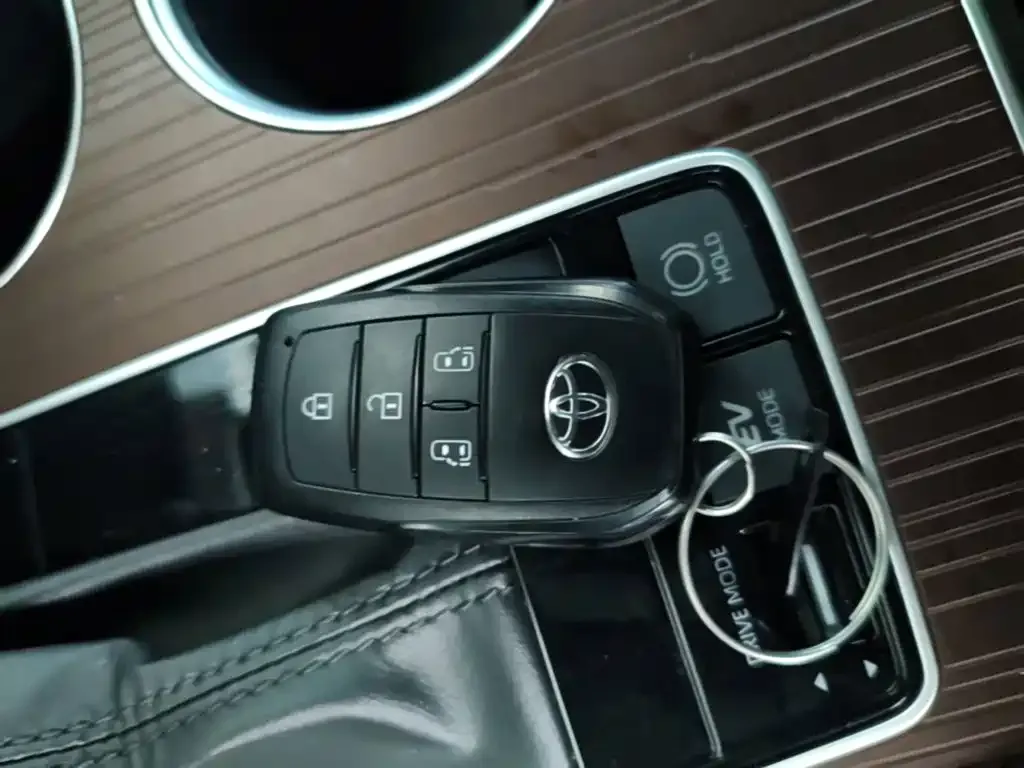Toyota Granvia — фото 4