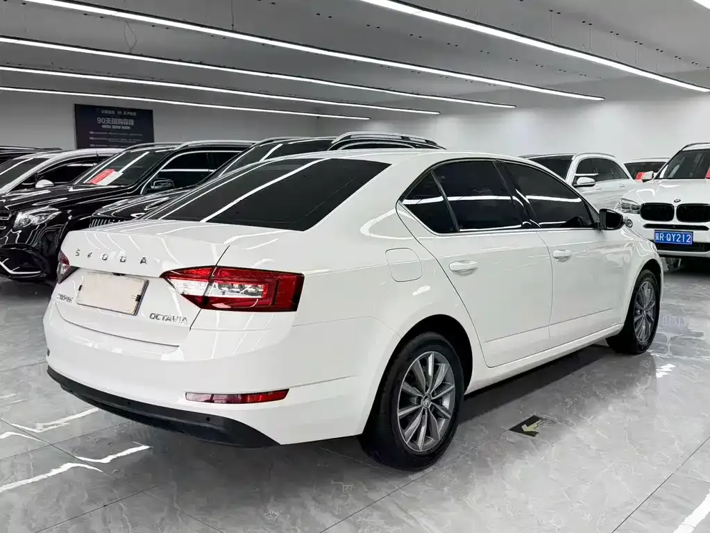 Skoda Octavia — фото 7