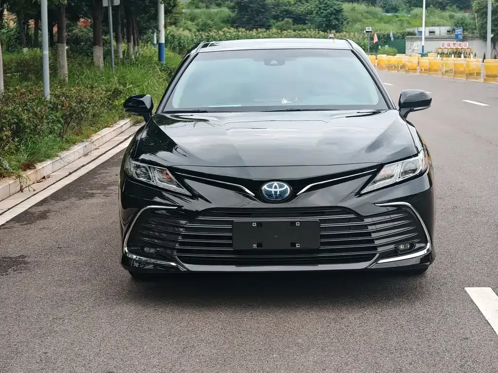 Toyota Camry — фото 1