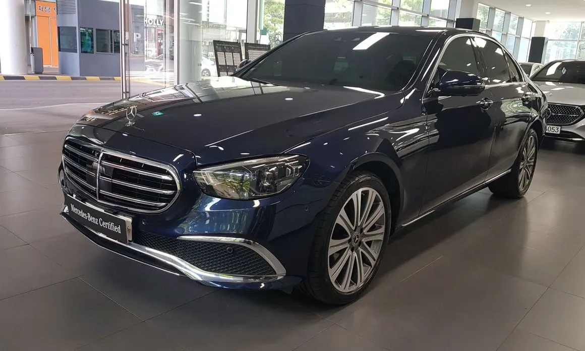 Mercedes-Benz E-Class E300e 4MATIC Exclusive 1