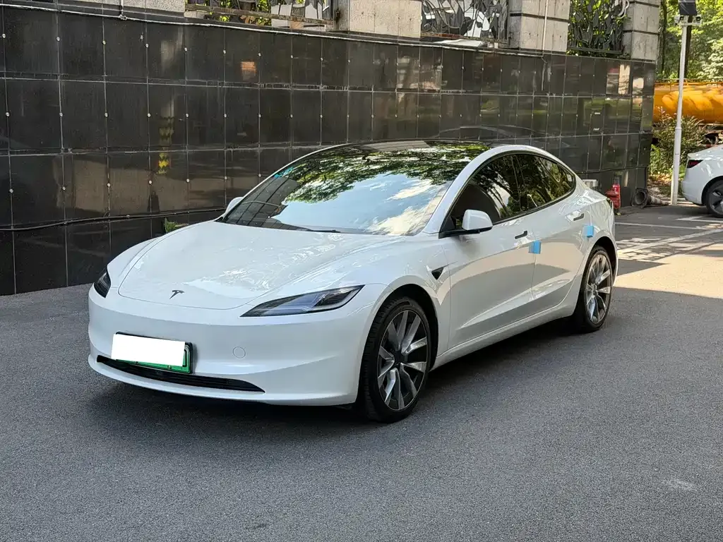 Tesla Model 3 — фото 1
