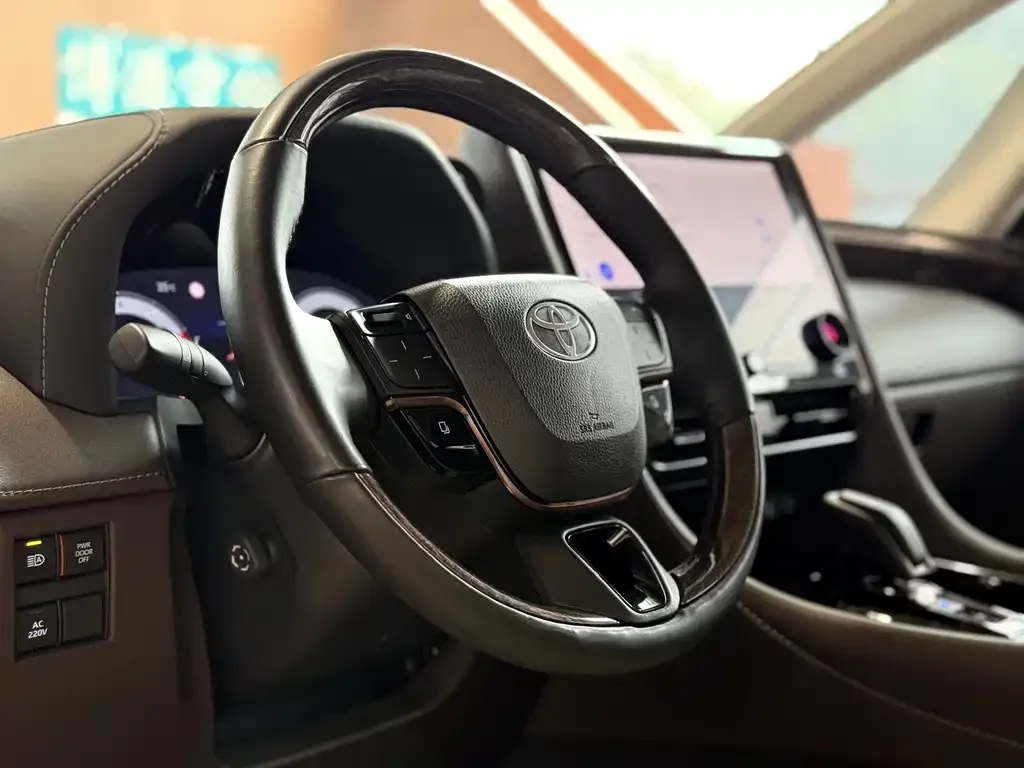 Toyota Alphard — фото 5