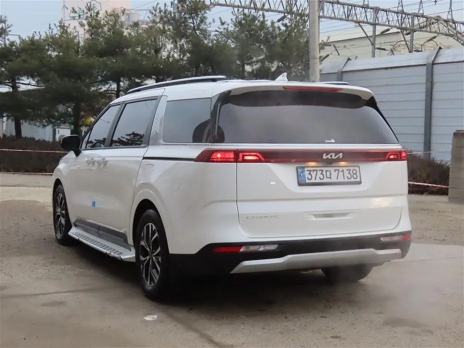 Kia Carnival — фото 10