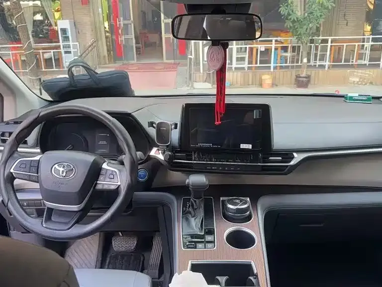 Toyota Granvia — фото 3