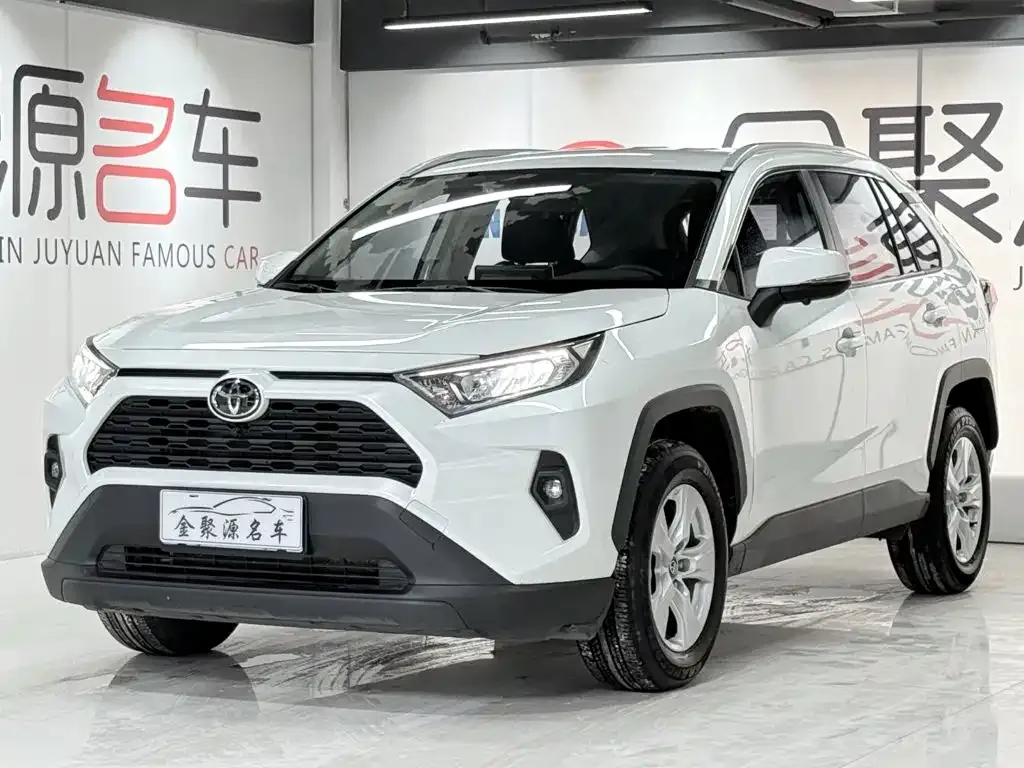 Toyota RAV4 — фото 1
