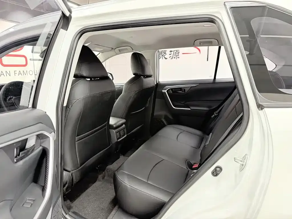 Toyota RAV4 — фото 6