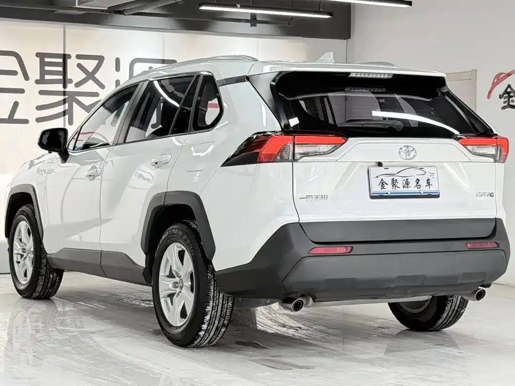 Toyota RAV4 — фото 8