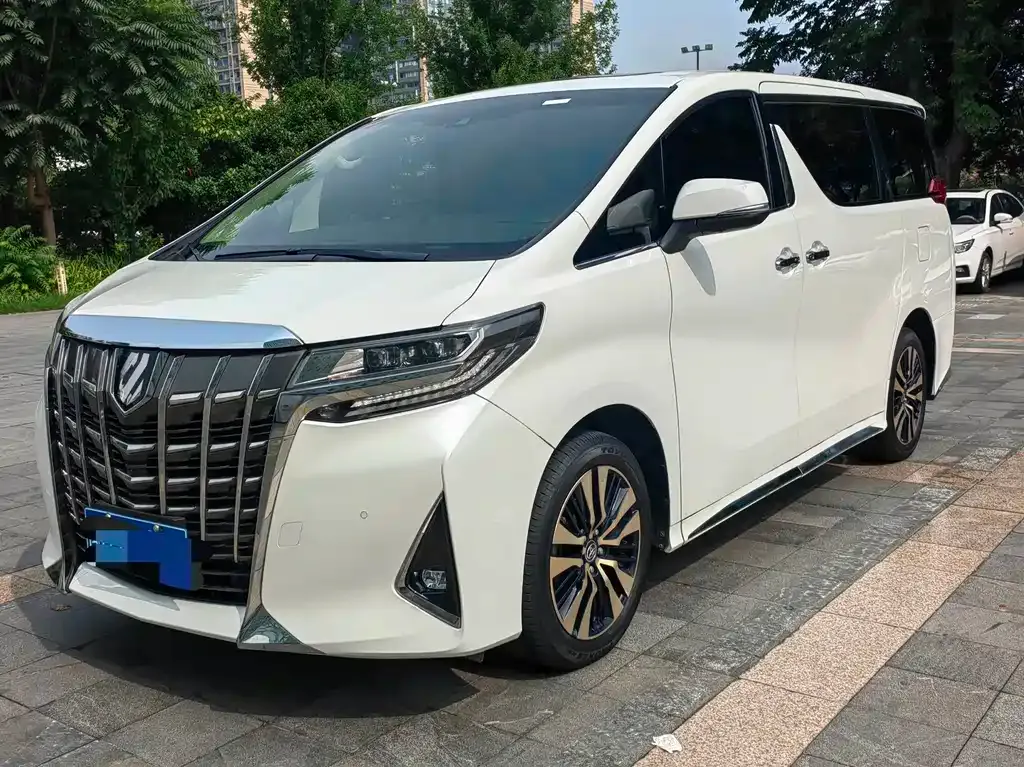 Toyota Alphard — фото 1