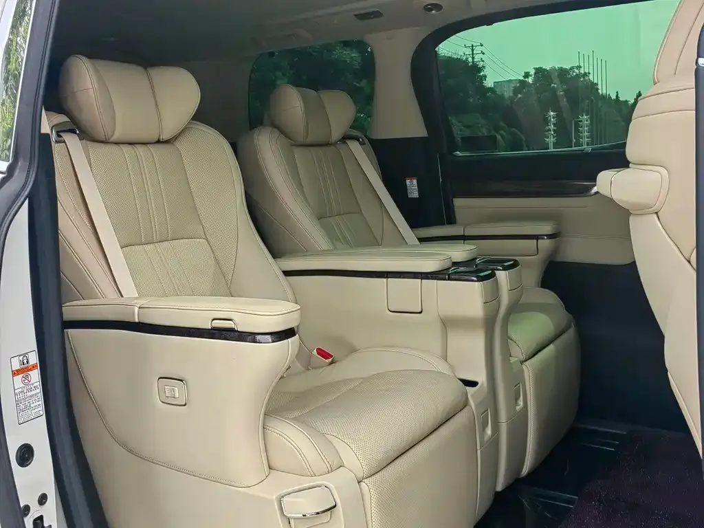 Toyota Alphard — фото 3