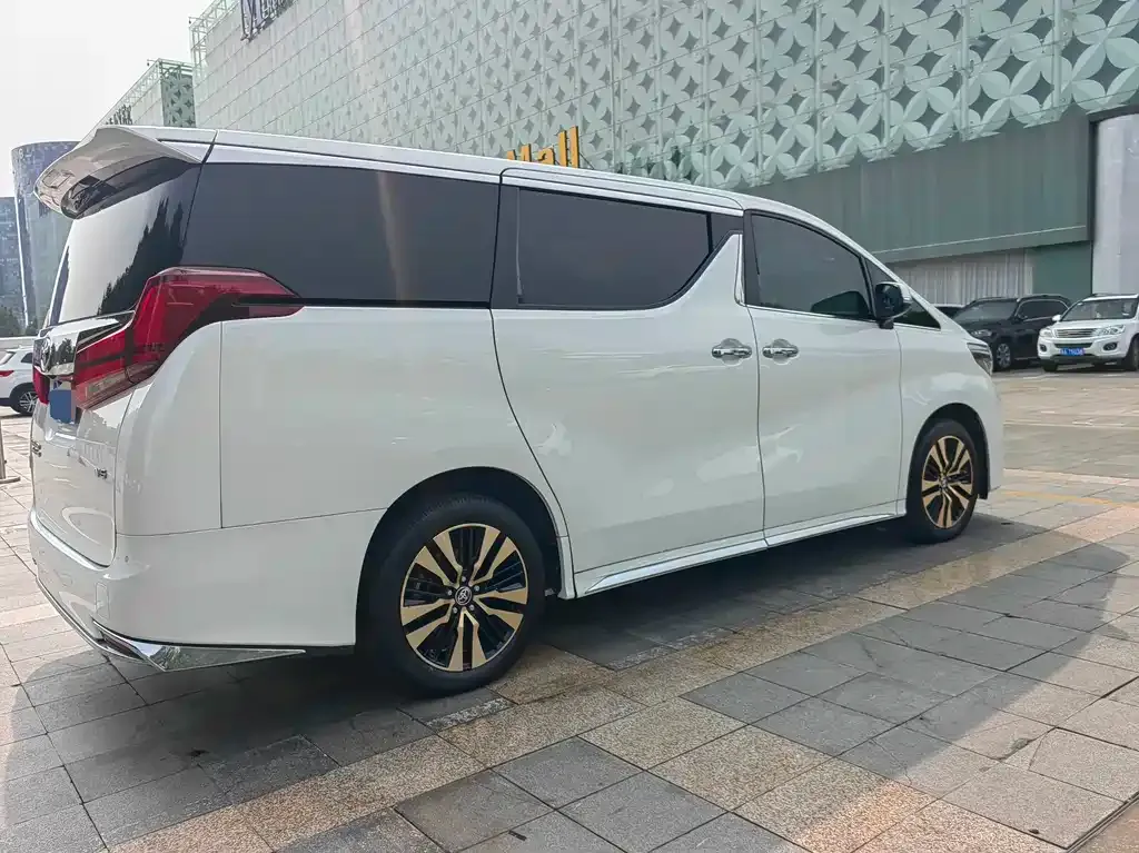 Toyota Alphard — фото 9