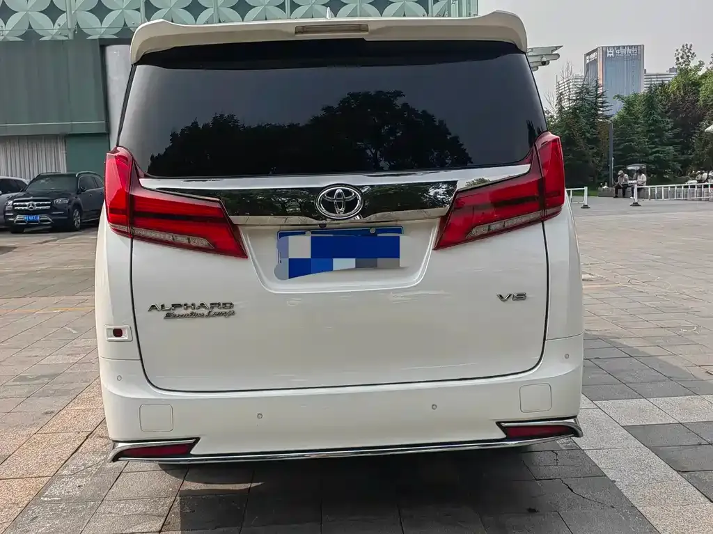 Toyota Alphard — фото 5