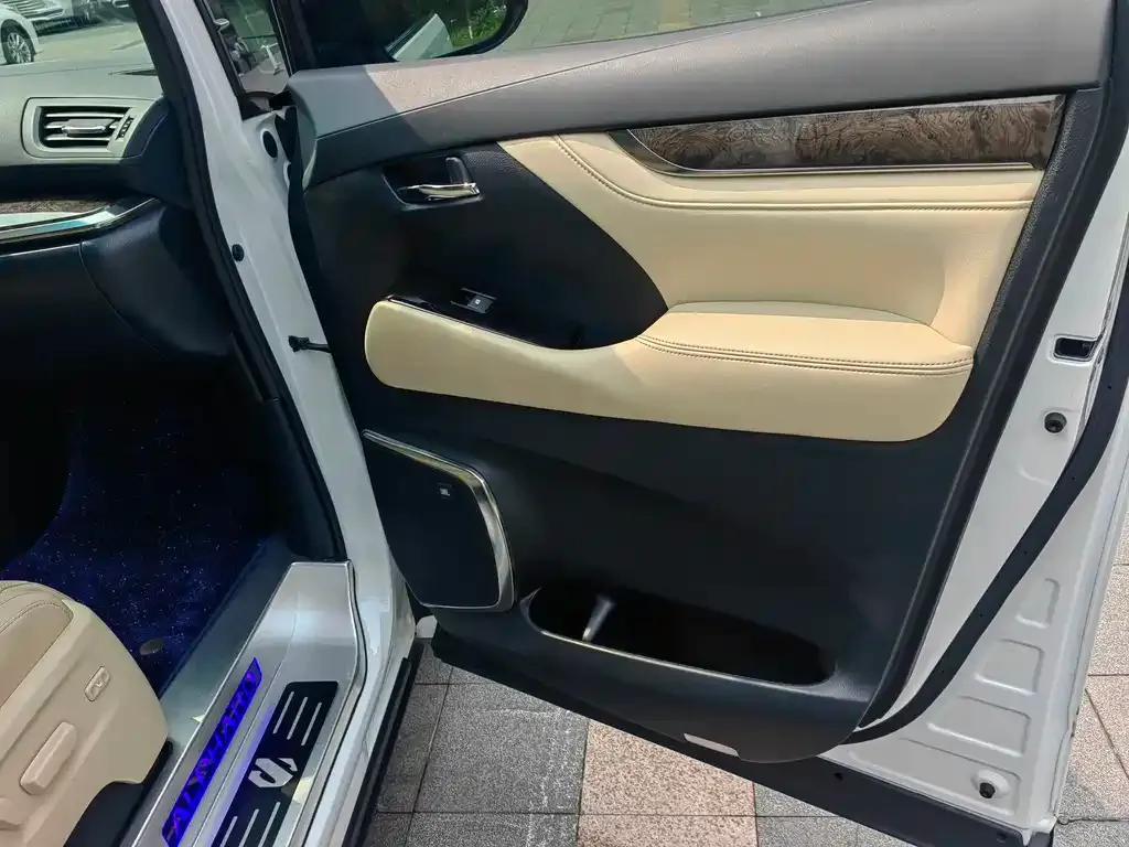 Toyota Alphard — фото 8
